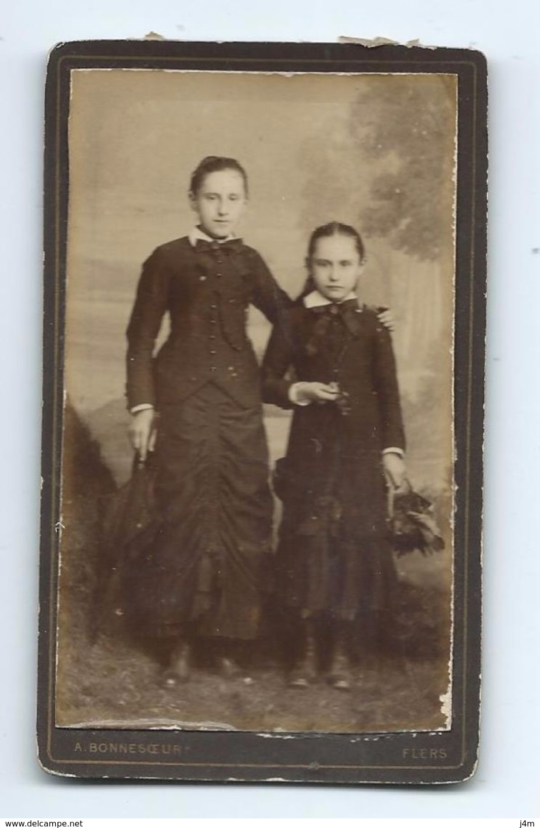 Ancienne PHOTO CDV 1880 De A. BONNESOEUR à FLERS (61): JEUNE FILLE, MODE, TOILETTE, PARAPLUIE - Alte (vor 1900)