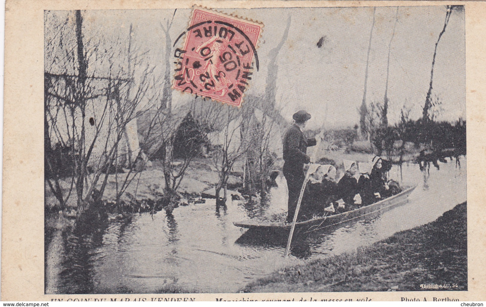 85. MARAIS VENDÉEN . CPA . MARAICHINS REVENANT DE LA MESSE EN YOLE.  ANNÉE 1905 - Autres & Non Classés