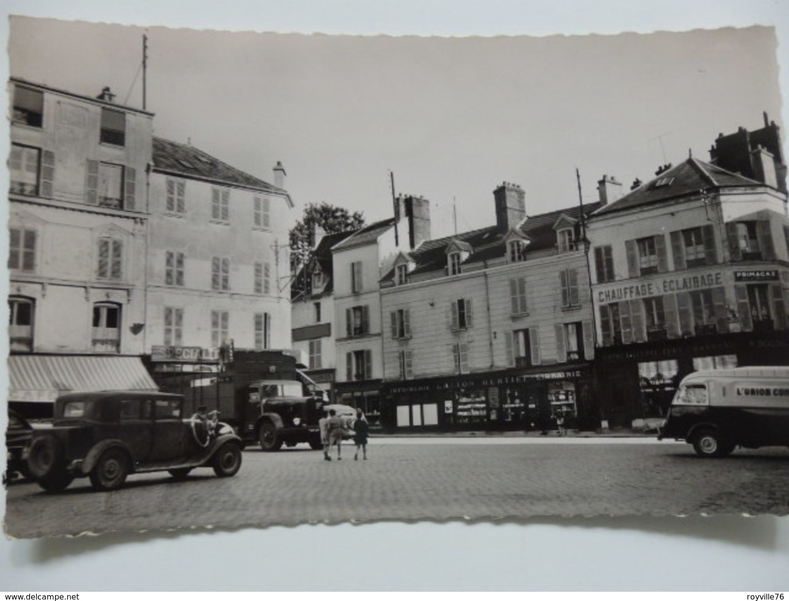 Coulommiers, La Place. Véhicules Anciens. - Coulommiers