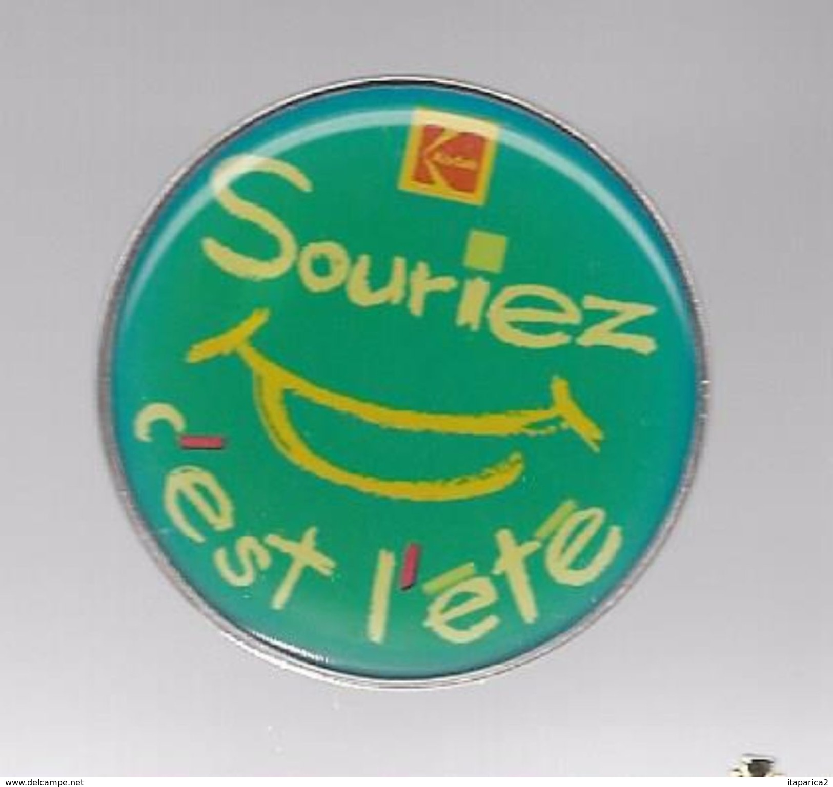 PINS  PHOTOGRAPHIE SOURIEZ C'EST L'ETE KODAK / 33NAT - Supplies And Equipment