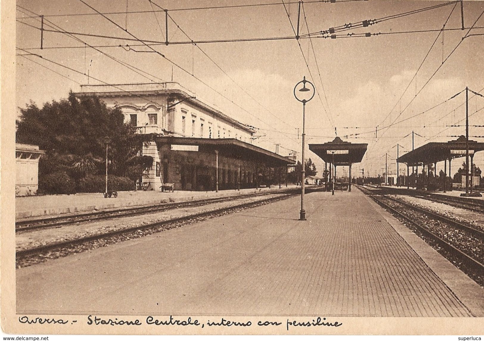 2-AVERSA-STAZIONE CENTRALE,INTERNO CON PENSILINA - Aversa