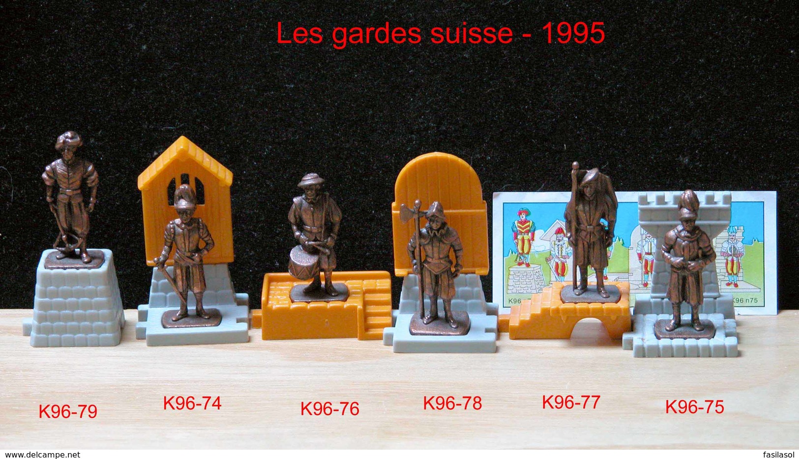 Kinder Métal 1995 : Série Complète Les Gardes Suisses Avec Un BPZ (6 Figurines + Décor Plastique) - Metal Figurines