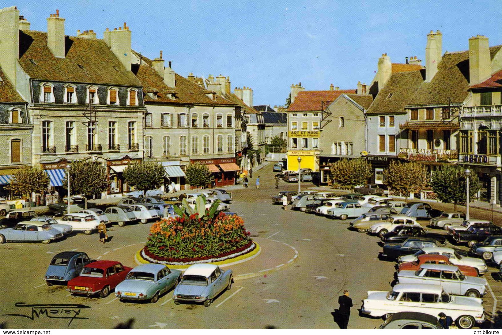 BEAUNE  /  21 /  VUE GENERALE  SUR LA  PLACE   CPM / CPSM 10 X 15 - Beaune