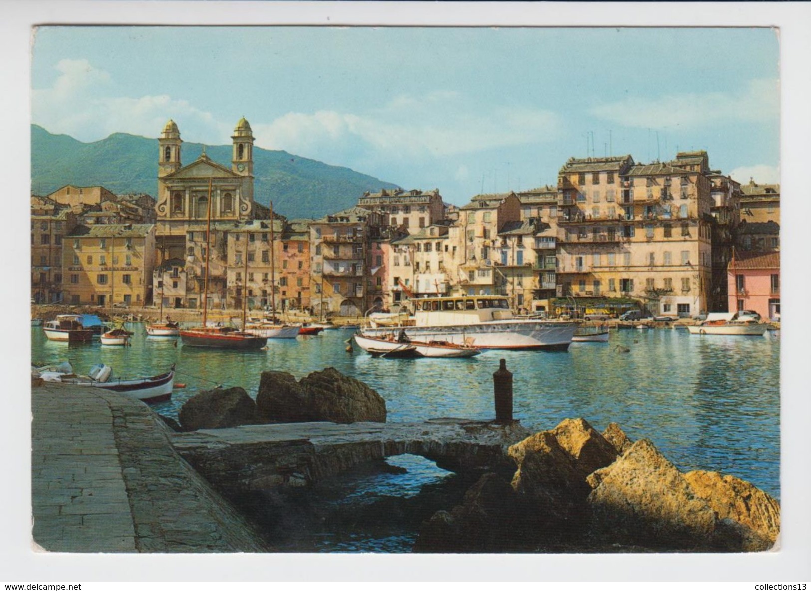 CORSE - Bastia - Un Coin Du Vieux Port Et Vue Sur L'eglise St Jean Baptiste - Bastia