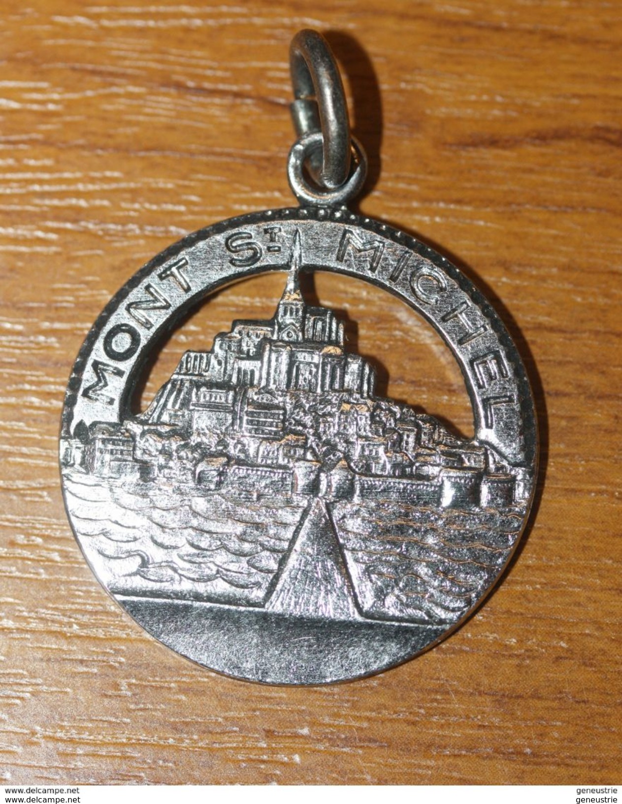 Beau Pendentif Médaille Années 50/60 Aluminium Anodisé Brillant "Mont Saint Michel" - Autres & Non Classés