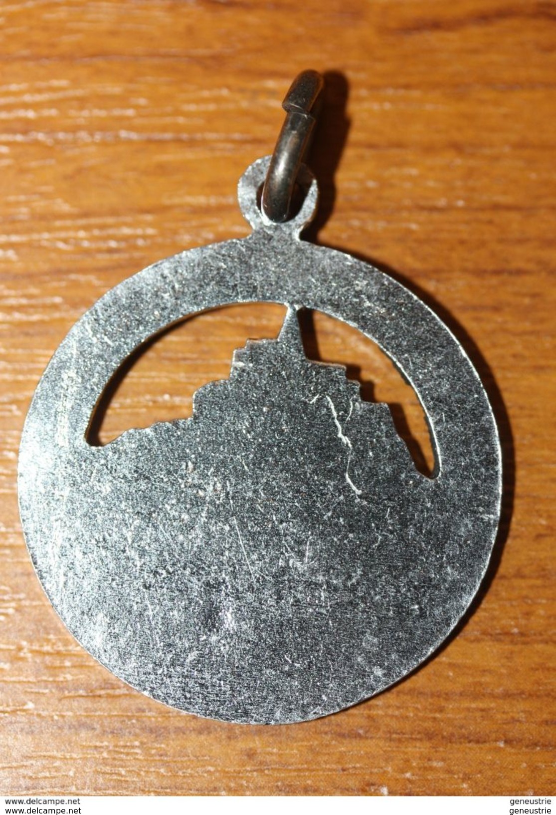 Beau Pendentif Médaille Années 50/60 Aluminium Anodisé Brillant "Mont Saint Michel" - Autres & Non Classés