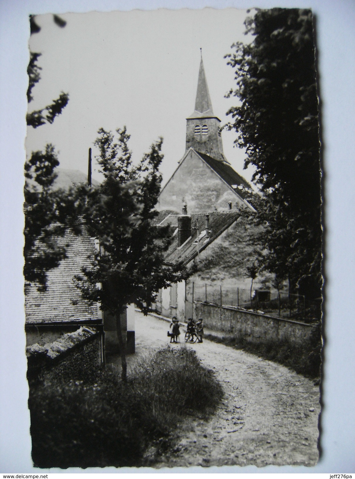 CPSM 89 Cerisiers - L'Eglise - Vue D'une Ruelle Avec Animation    A Voir ! - Cerisiers