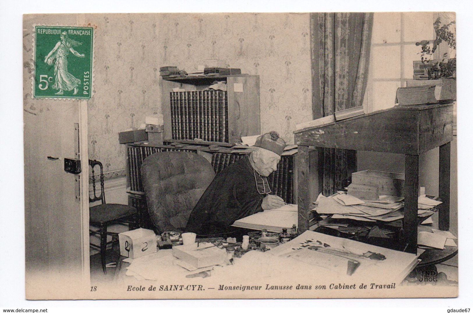 SAINT CYR (78) - MONSEIGNEUR LANUSSE DANS SON CABINET DE TRAVAIL - St. Cyr L'Ecole