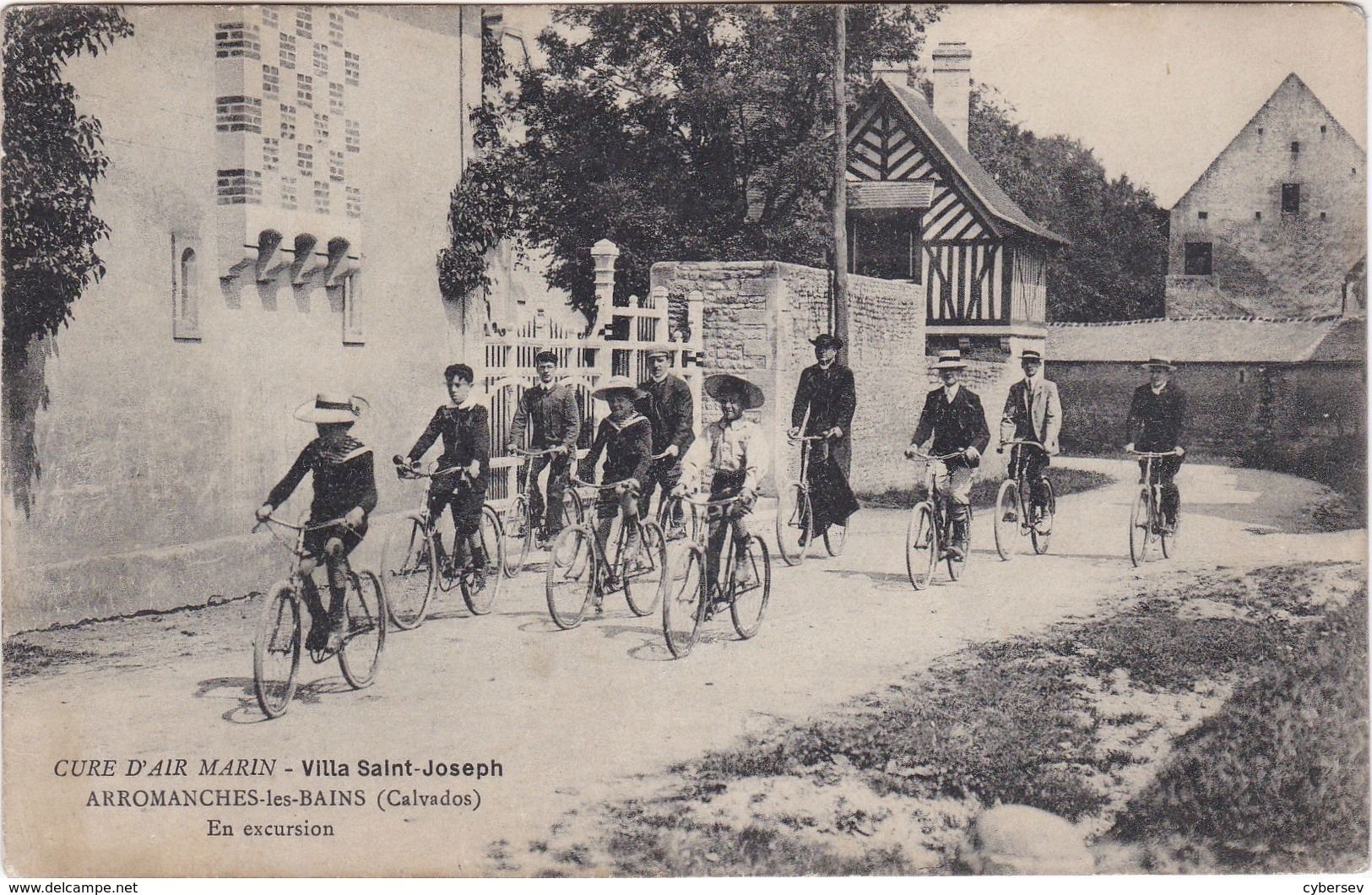 ARROMANCHES-les-BAINS - Villa Saint-Joseph - Cure D'Air Marin - Groupe De Cyclistes En Excursion - Arromanches