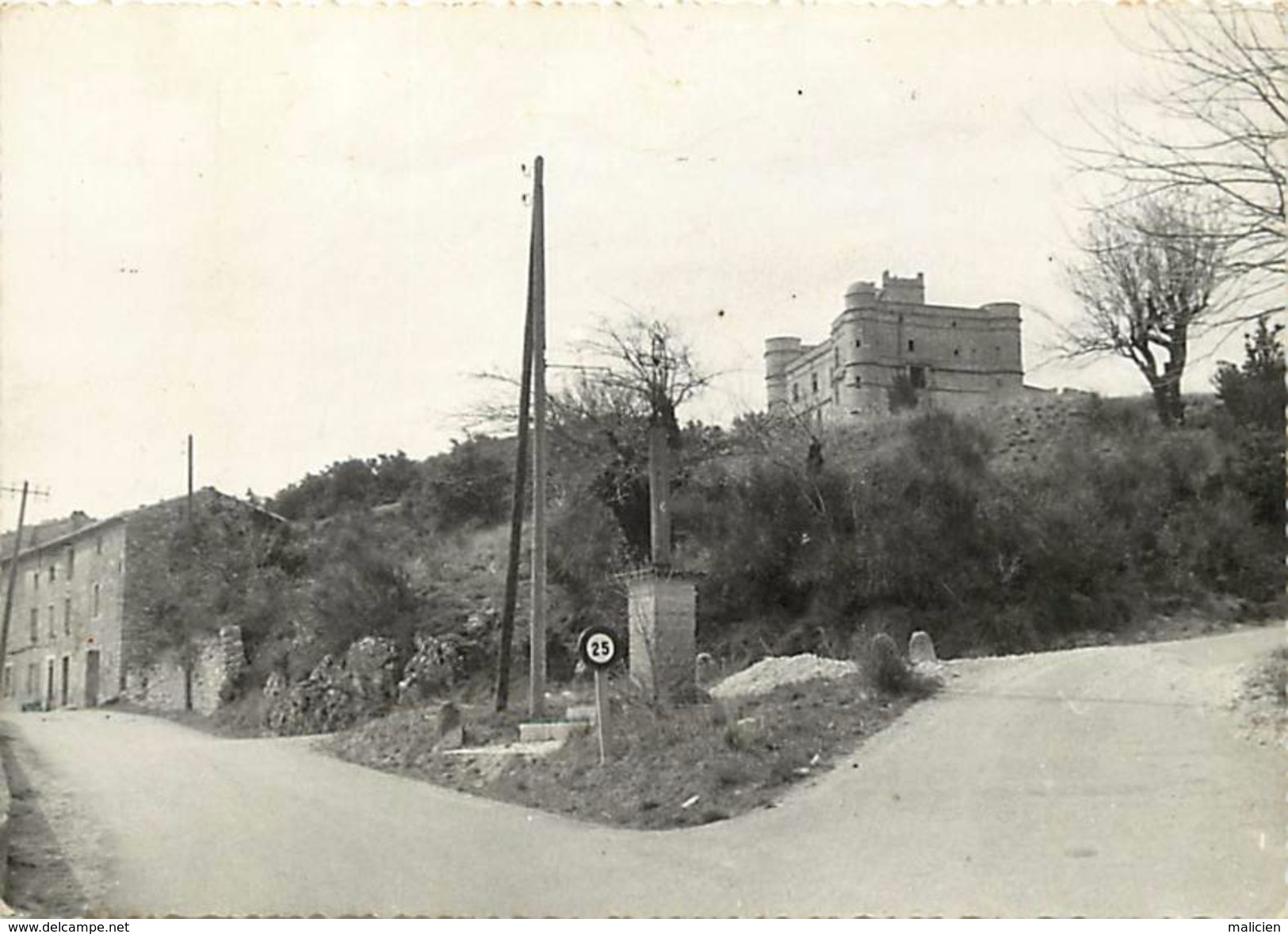 - Vaucluse -gd Format- Ref-V134- Le Barroux - Carrefour De La Croix Du Jubile - Chateau - Chateaux - Carte Bon Etat - - Autres & Non Classés