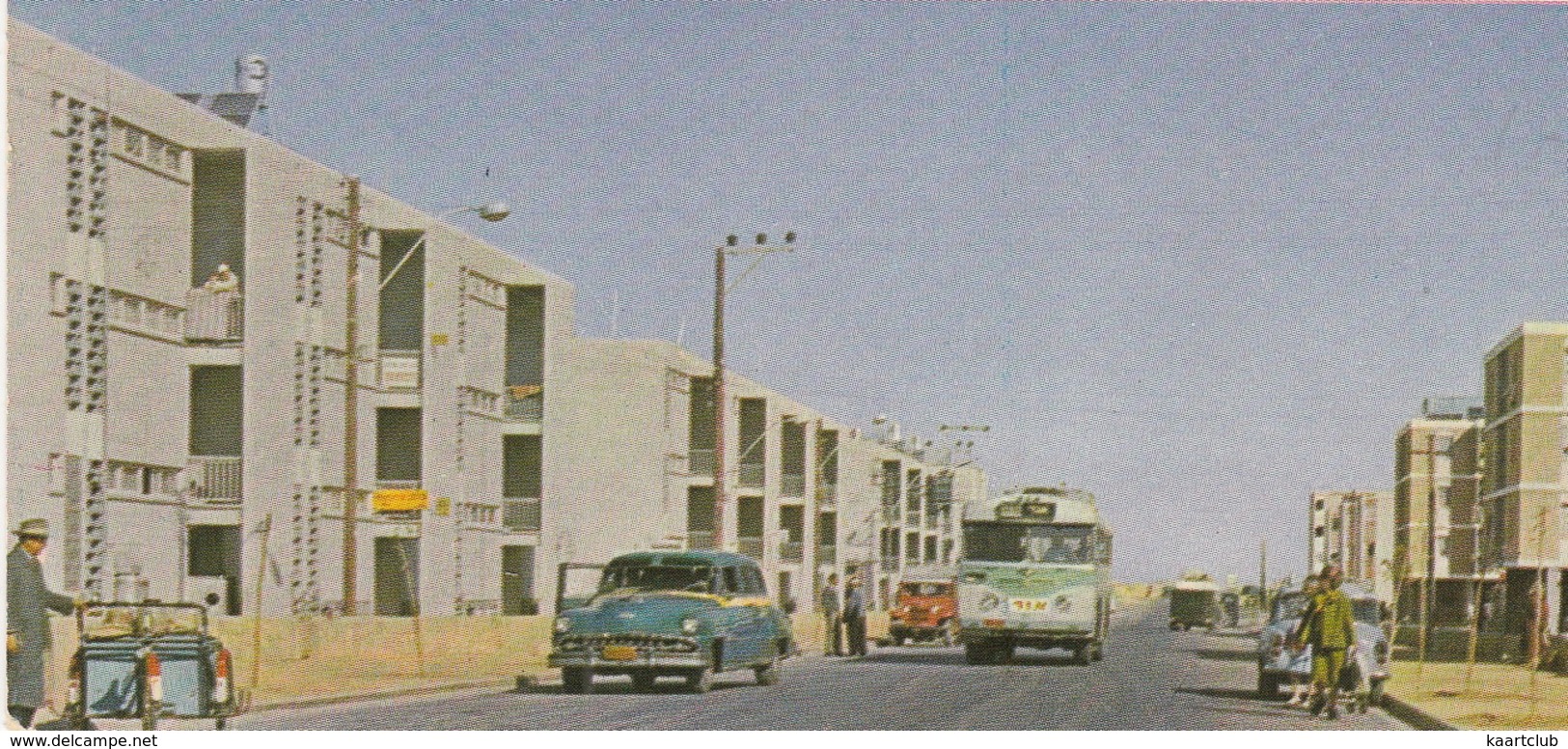 Ashdod: PLYMOUTH SEDAN '53, FREIGHT BICYCLE, 2x AUTOBUS/COACH, CONSTRUCTION VEHICLE - New Town Of The Future - (Israël) - PKW