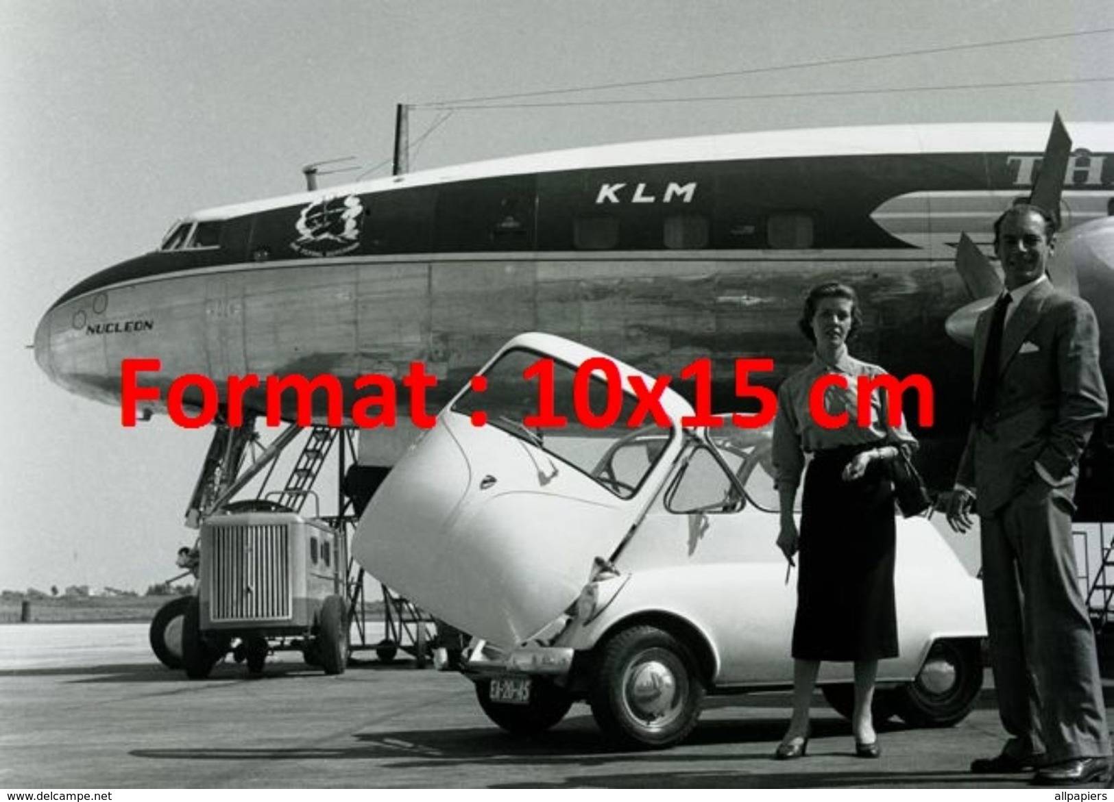 Reproduction D'une Photographie D'un Couple Avec Leur Automobile Isetta Sur Un Aéroport Près D'un Avion KLM - Autres & Non Classés