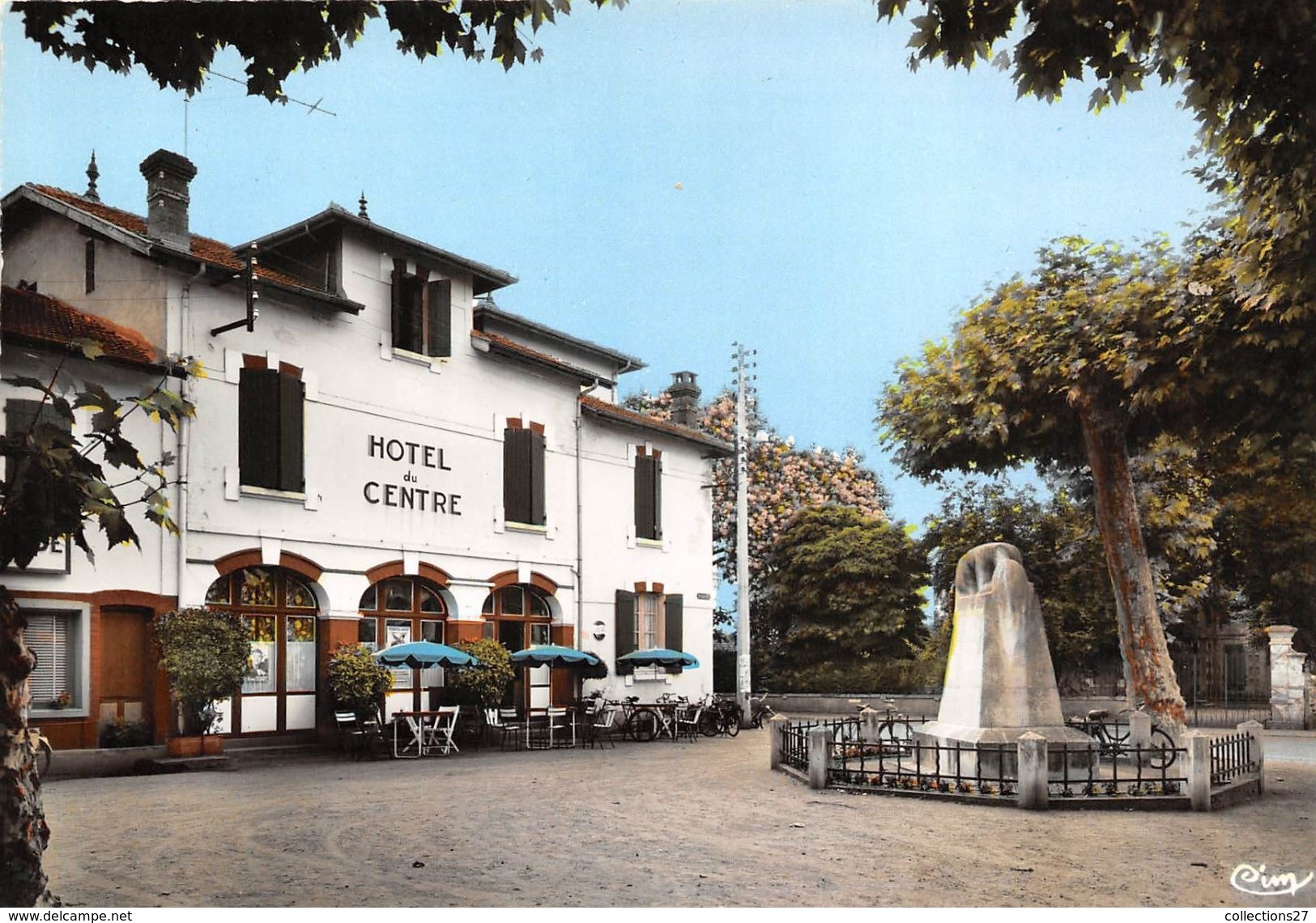 40-SOUSTONS- MONUMENT AUX MORTS ET HÔTEL DU CENTRE - Soustons