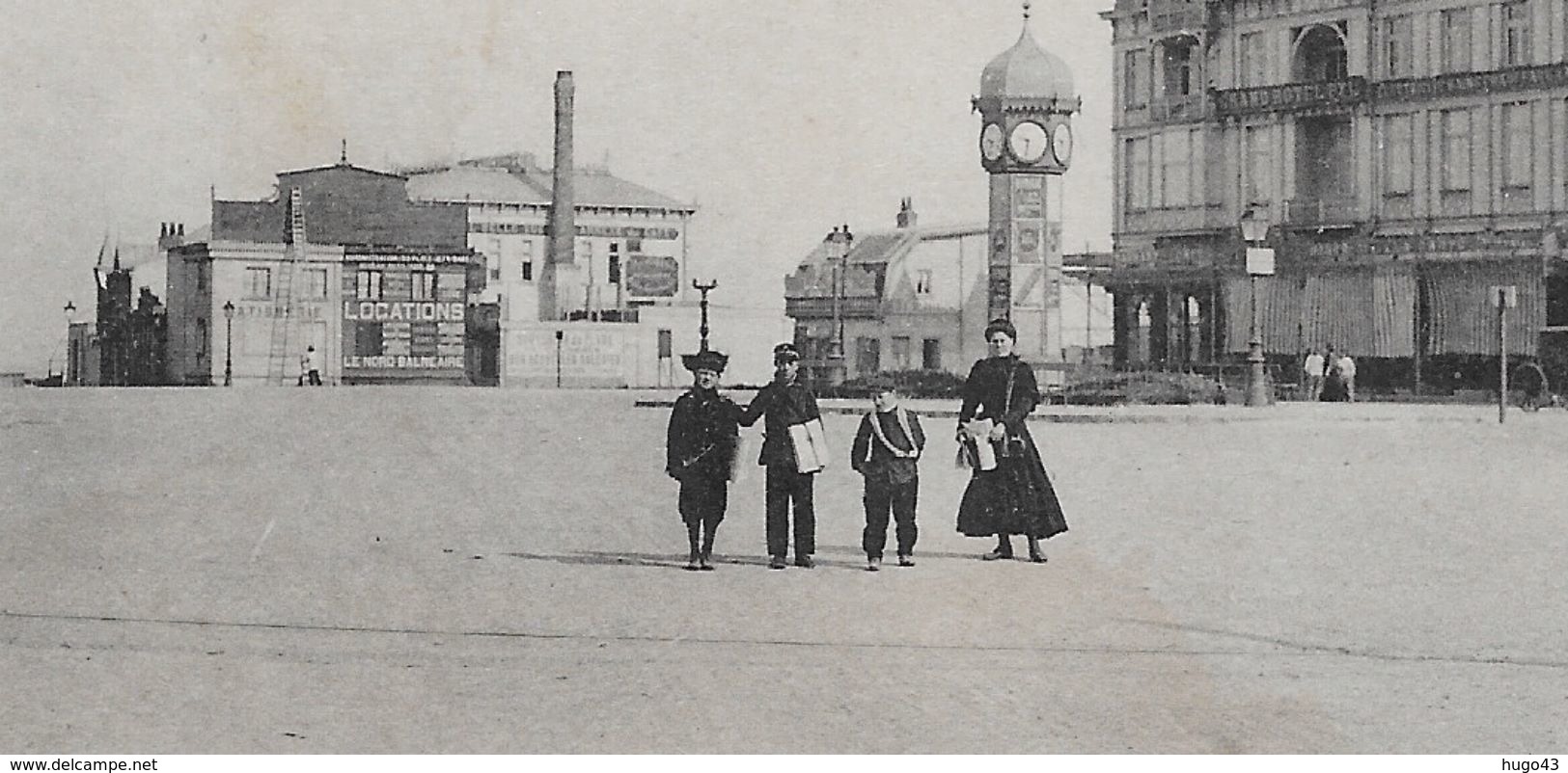 MALO LES BAINS - LA PLACE DU KURSAL AVEC PERSONNAGES - MANQUE MATIERE EN BAS A DROITE - CPA VOYAGEE - Malo Les Bains