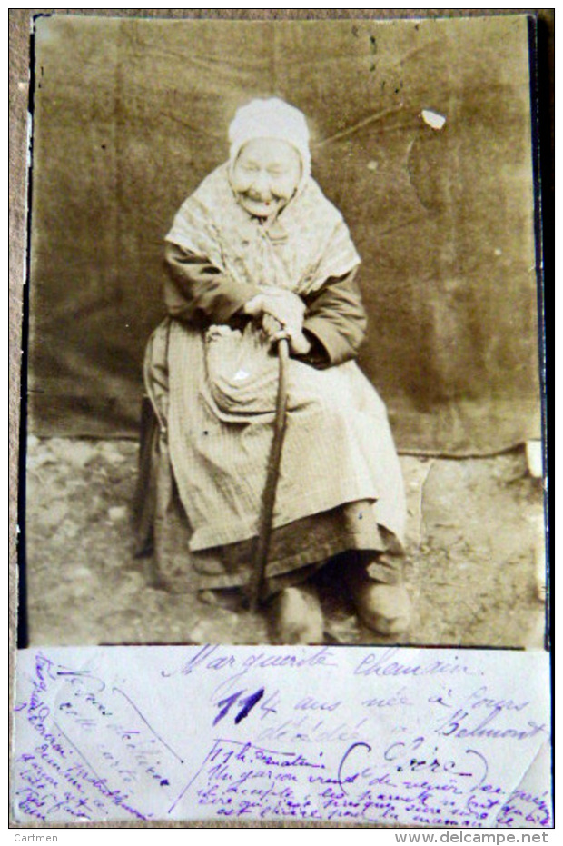 42 BELMONT DE LA LOIRE  LA  CENTENAIRE CARTE PHOTO DE MADAME CHEMAIN AGEE DE 114 ANS  VOYAGE EN 1904  UN PLI AU COIN BAS - Belmont De La Loire