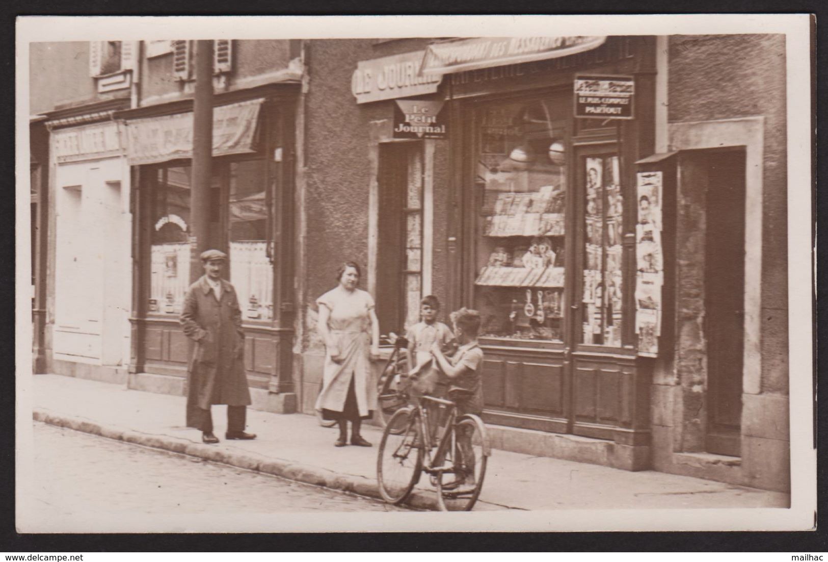 Carte Photo Non Située - Papeterie - Journaux - Propriétaire L. Robert - Marchands