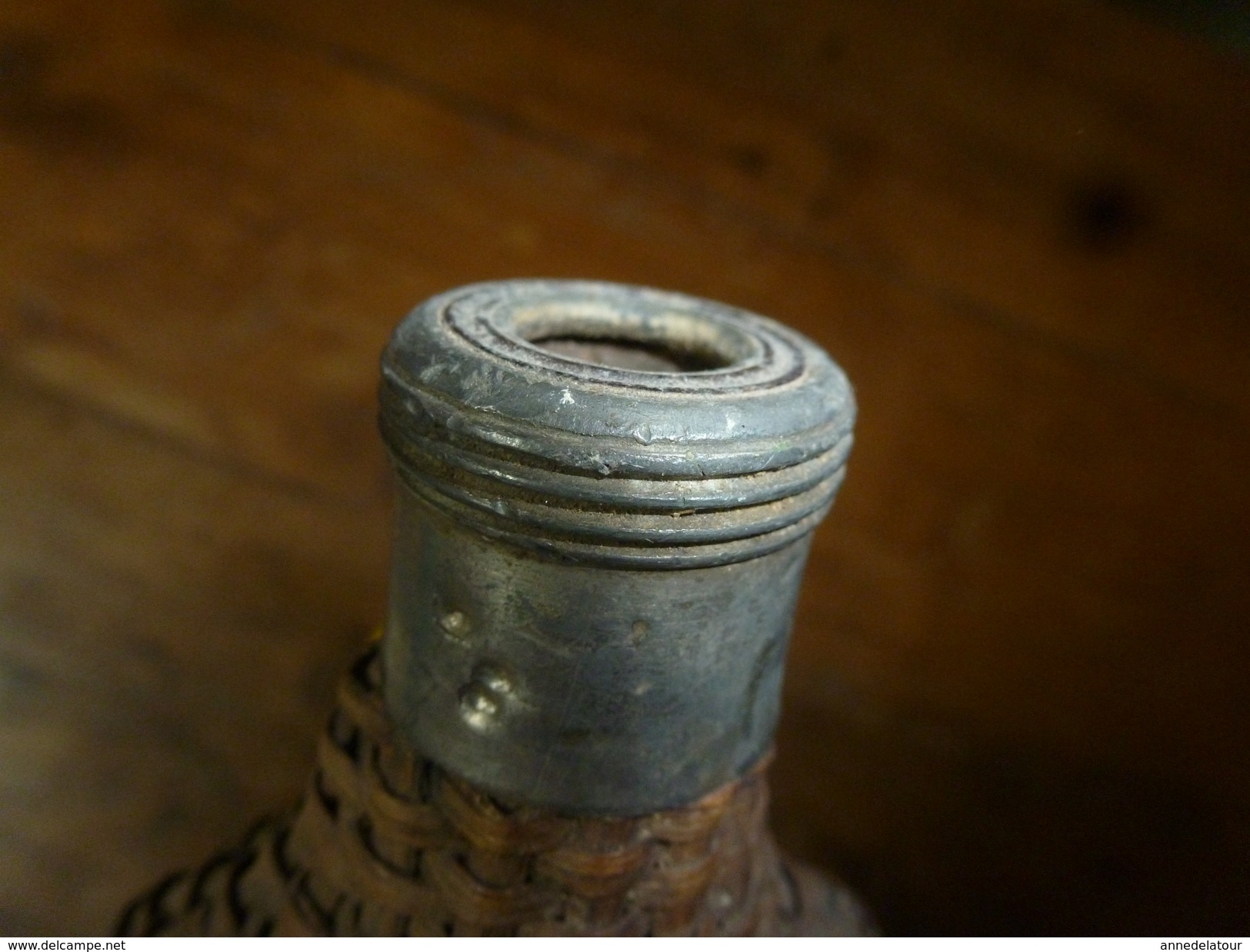 Flasque à Alcool Habillée En Osier Ou Cannage Tressé  , Goulot En étain à Vis , Hauteur 18cm - Andere & Zonder Classificatie