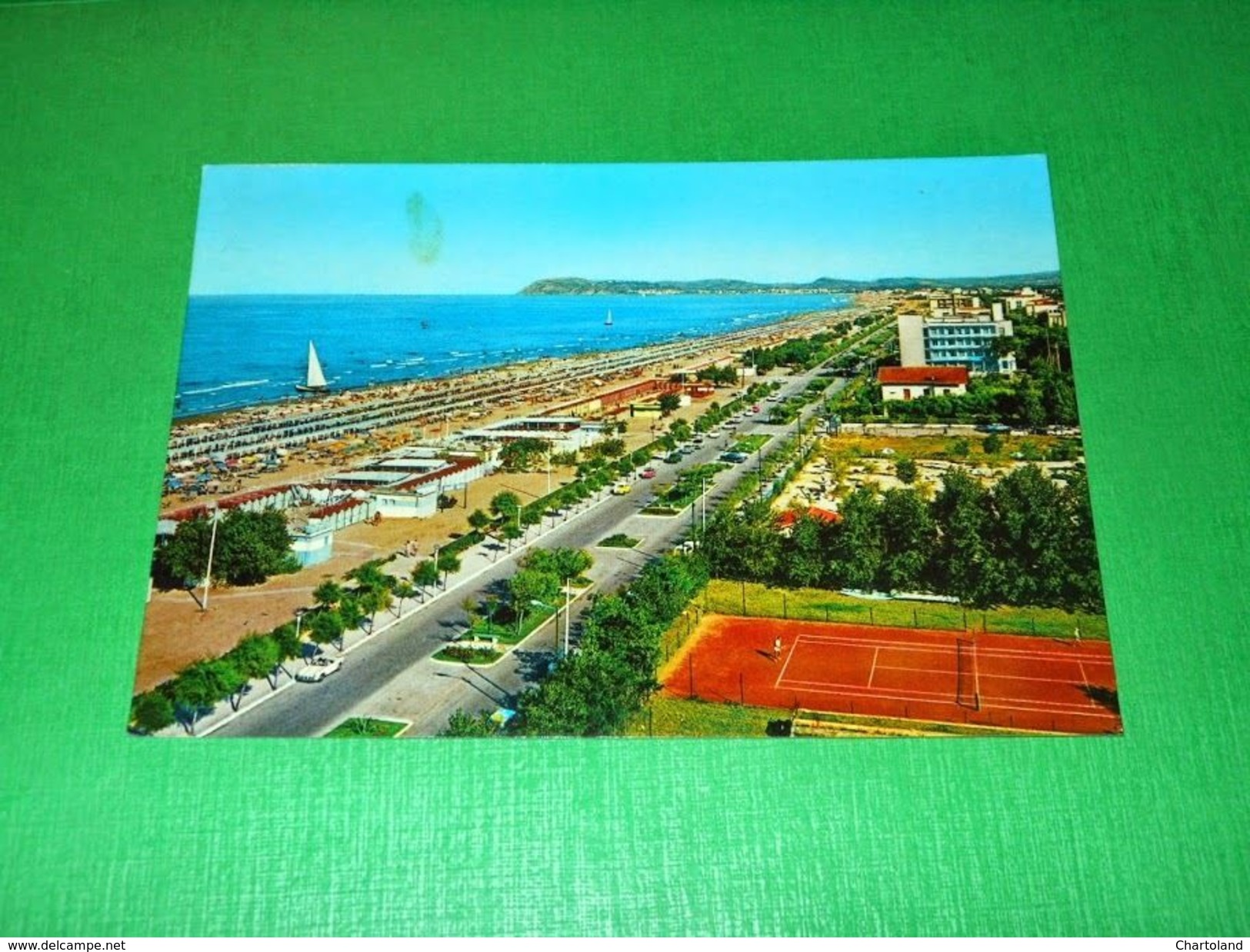 Cartolina Riccione - Lungomare E Spiaggia -- 1970 - Rimini