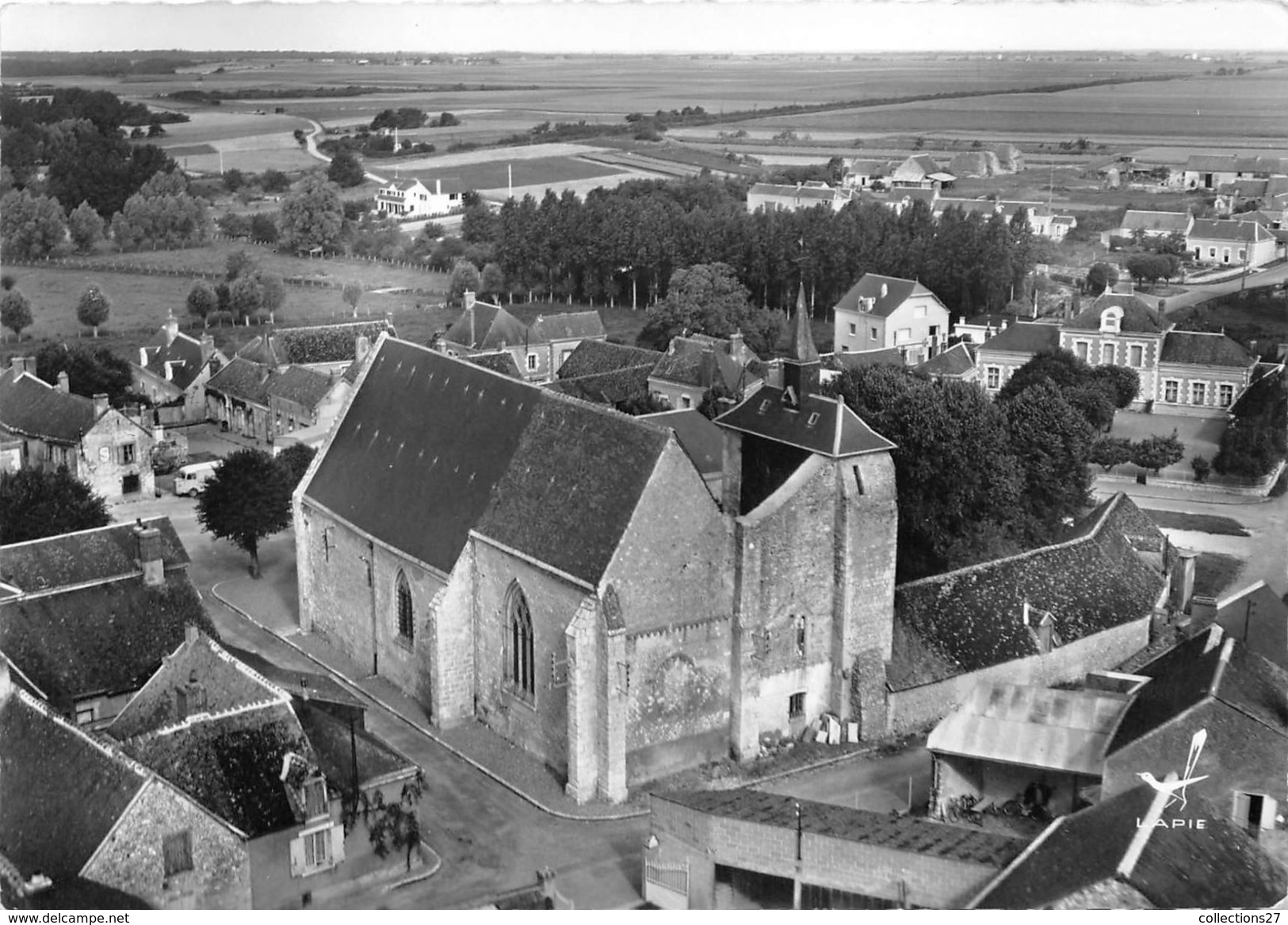 41-SELOMMES- VUE DU CIEL , L'EGLISE ET LES ECOLES - Selommes