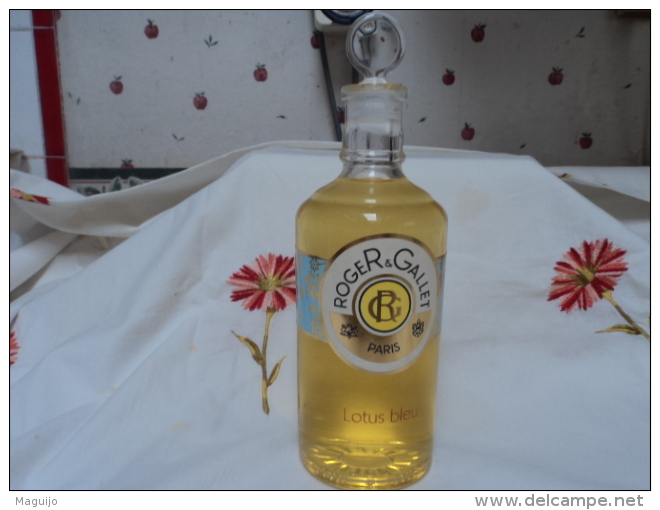 ROGER  &amp; GALLET " LOTUS BLEU" FLACON ( PAS VAPO)  BOUCHON VERRE   VENDU VIDE  LIRE ET VOIR !! - Frascos (vacíos)