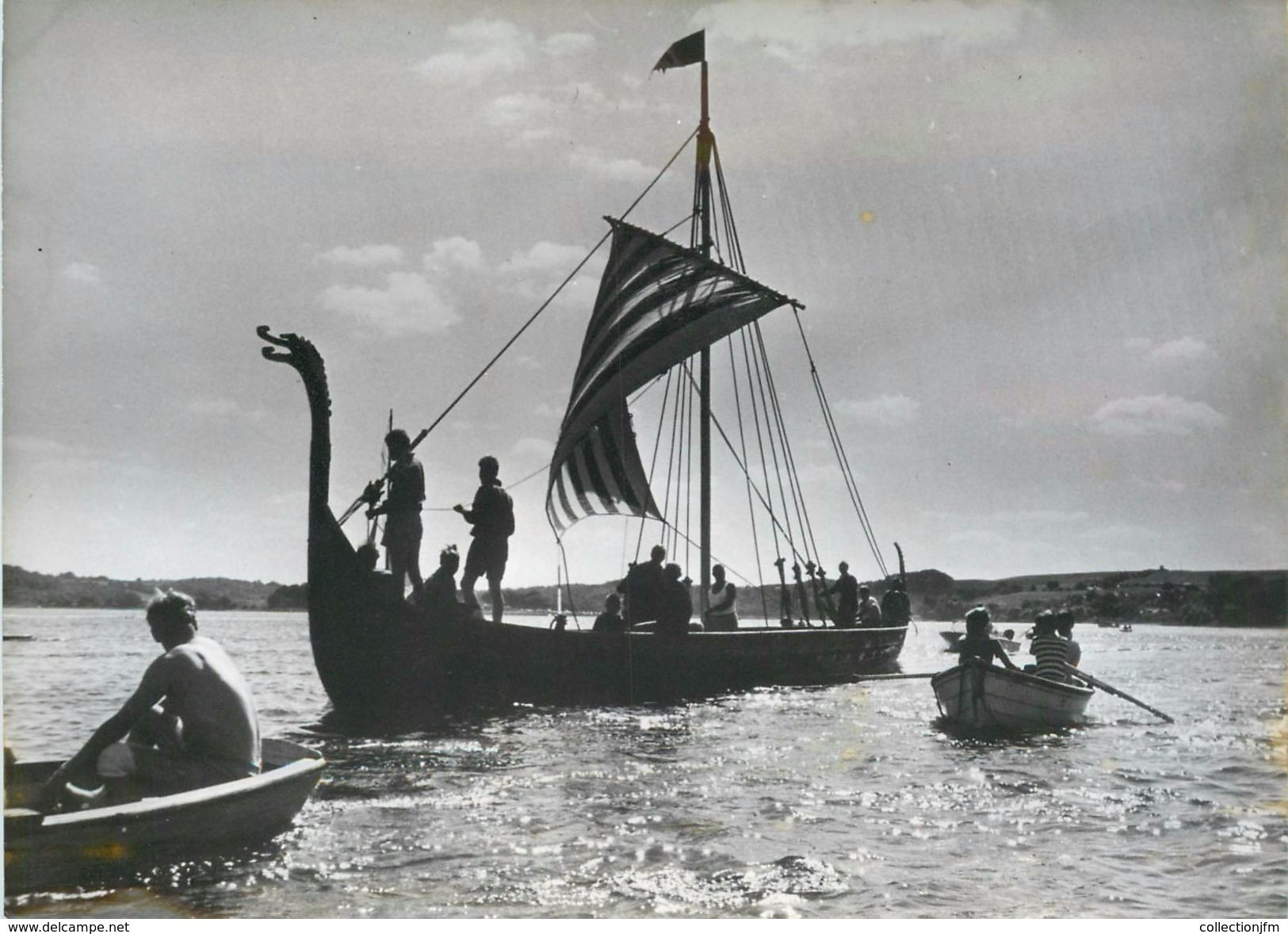 PHOTO ORIGINALE / PHOTO DE PRESSE " Danemark, Les Scouts Danois Ont Construit Un Bateau Viking" / SCOUT - Autres & Non Classés