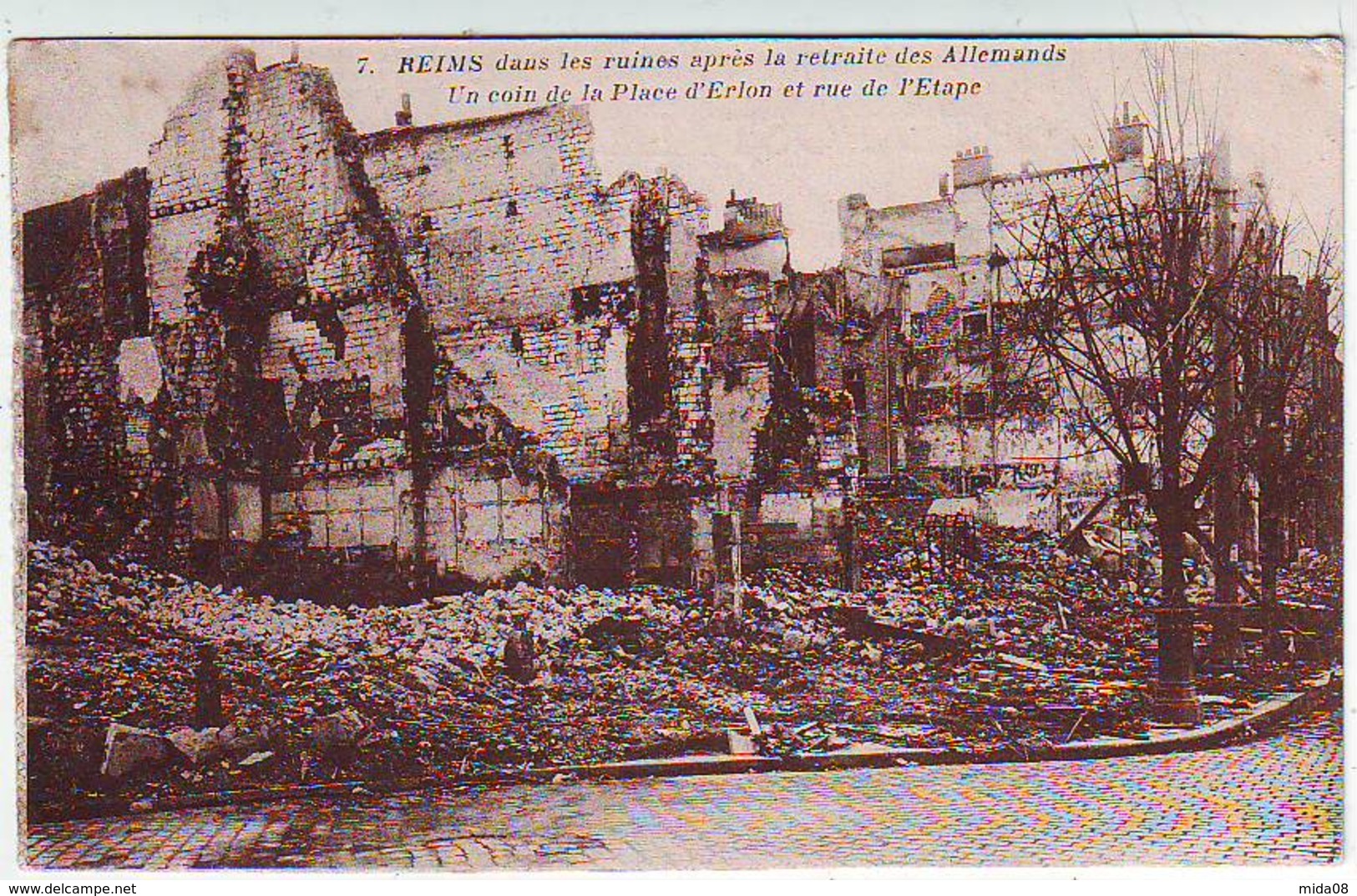 51. REIMS . GUERRE 1914.1918 . DANS LES RUINES APRES LA RETRAITE DES ALLEMANDS . UN COIN DE LA PLACE D'ERLON ET RUE DE L - Reims