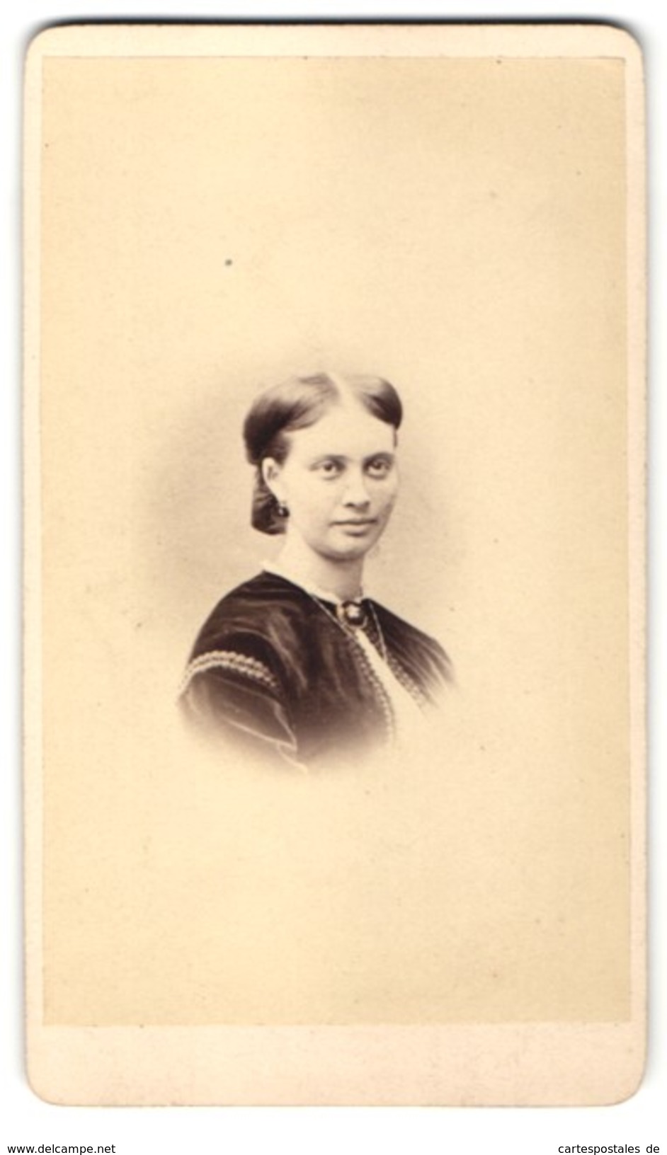 Fotografie J. F. Maurer, Landau / Pfalz, Portrait Junge Dame Mit Schmuck Halskette & Brosche - Anonymous Persons