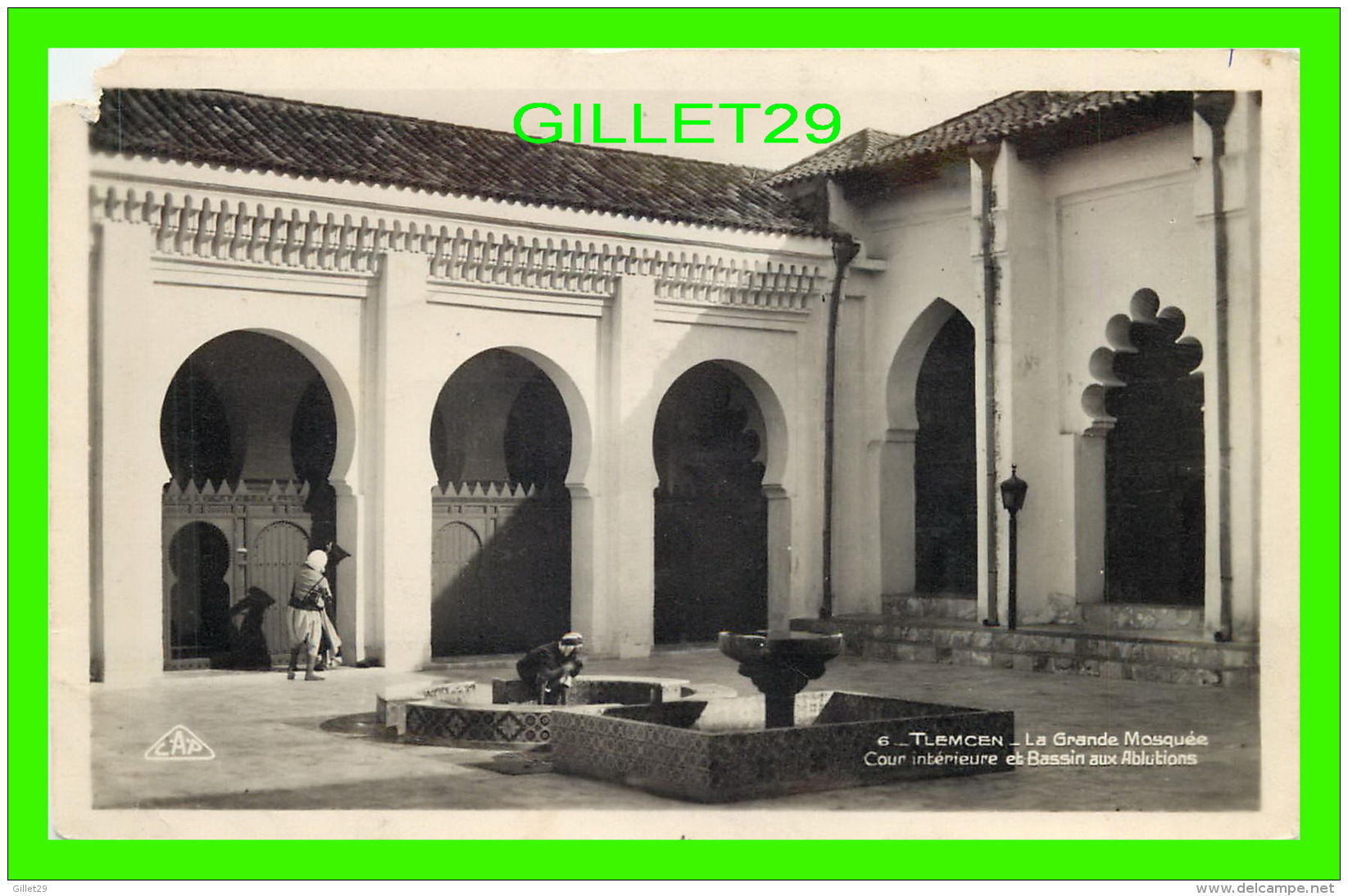 TLEMCEN, ALGÉRIE - LA GRANDE MOSQUÉE, COUR INTÉRIEURE ET BASSIN AUX ABLUTIONS - ANIMÉE - COIN BRISÉE - - Tlemcen