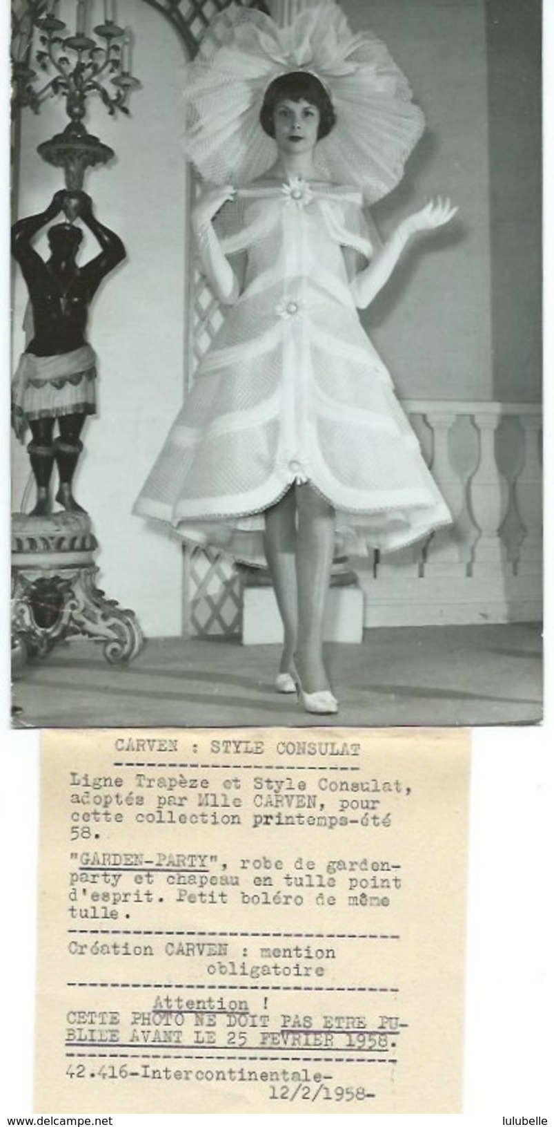 CARVEN - LIGNE TRAPEZE & STYLE CONSULAT ADOPTES PAR Melle CARVEN - PHOTO DE PRESSE 12.02.58 - Célébrités