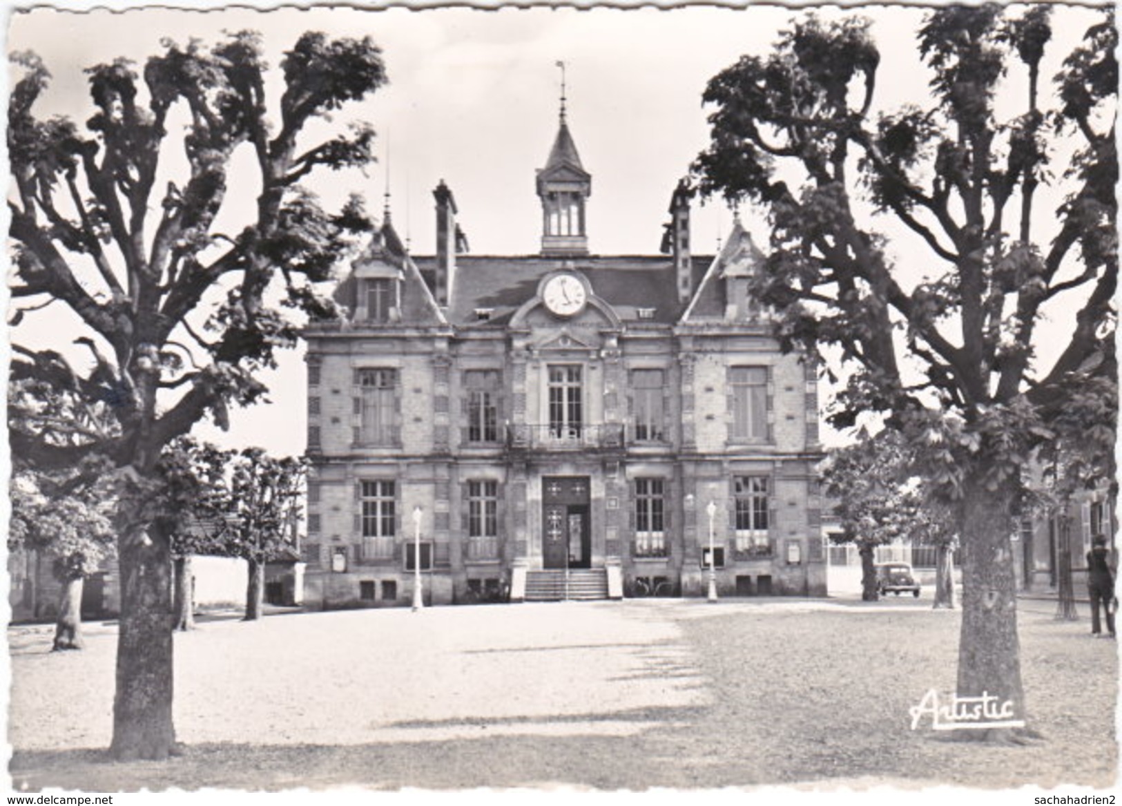 10. Gf. ESTISSAC. Place De L'Hôtel De Ville - Autres & Non Classés