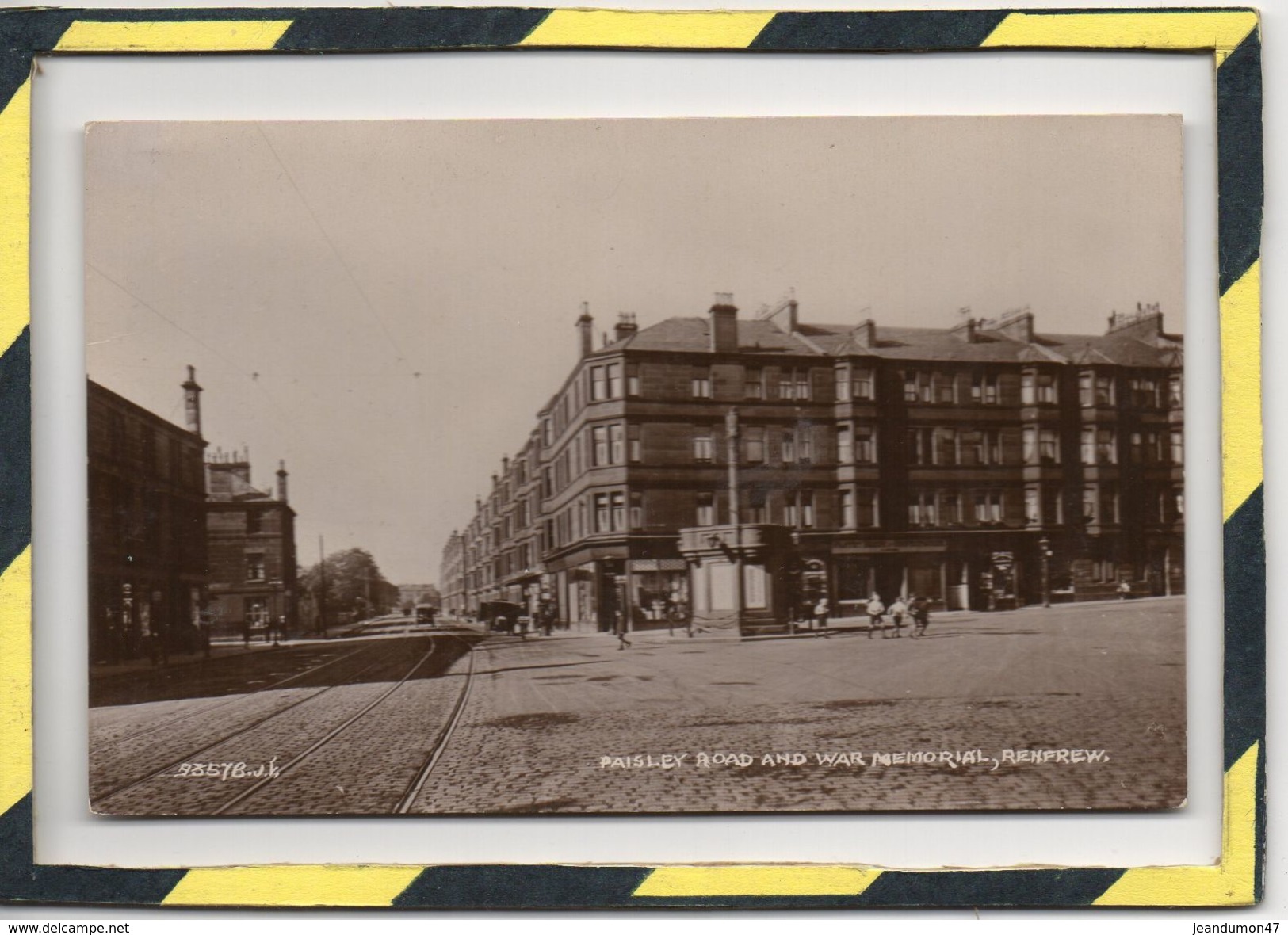 RENFREW . - . PAISLEY ROAD AND WAR MEMORIAL. REAL PHOTO - Renfrewshire