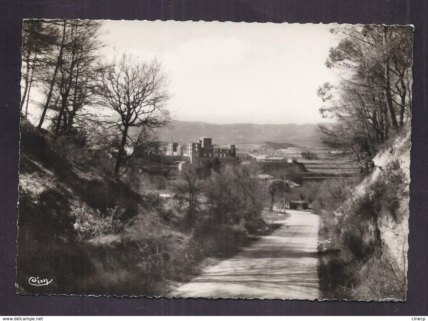 CPSM 84 - LA TOUR-d'AIGUES - Vue Générale - TB PLAN D'ensemble à Partir D'une Route Allant Vers Le Village - La Tour D'Aigues