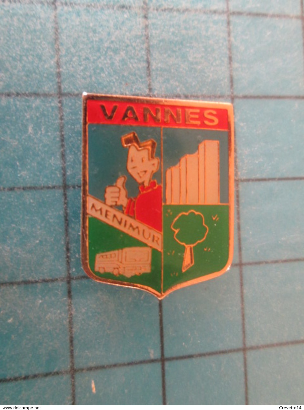 Pin1817 Pin's Pins / THEME VILLES : VANNES BUS AUTOBUS CAR AUTOCAR BRETAGNE ; Rare Et De Belle Qualité !!! - Città