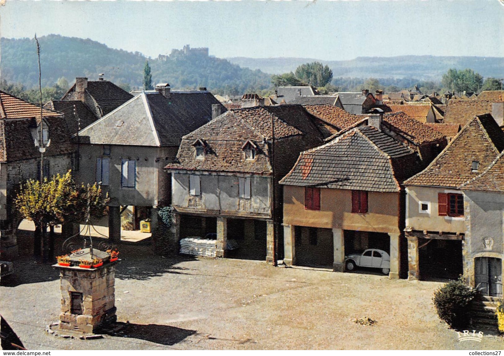 46-BRETENOUX-EN-QUERCY- PLACE DES COUVERTS XIIIe S A L'ARRIERE-PLAN , CHATEAU DE CASTELNAU - Bretenoux