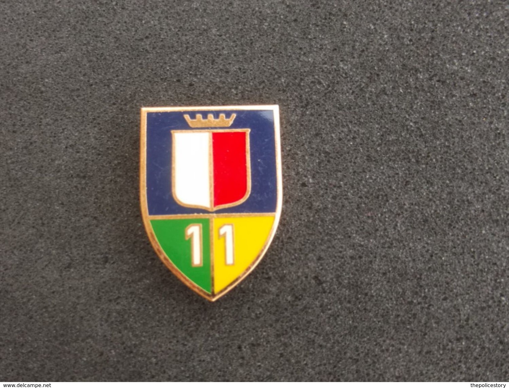 Scudetto Metallico Vintage Guardia Di Finanza 11° Legione Bomisa Prima Serie - Policia