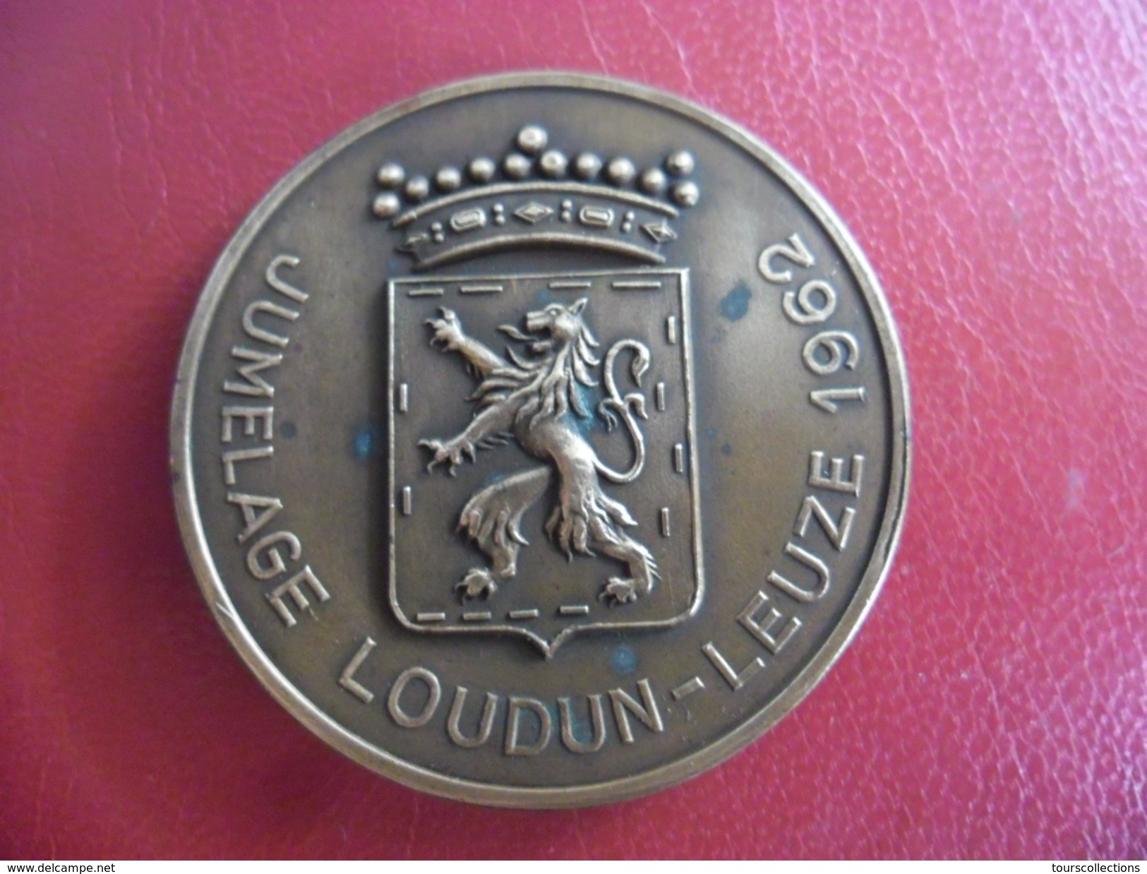 MEDAILLE De Bronze Jumelage LOUDUN - LEUZE 1962 @ 51 Mm Pour 55 Gr. H. Daumerie Centre De Bonneterie @ Lion Héraldique - Professionnels / De Société