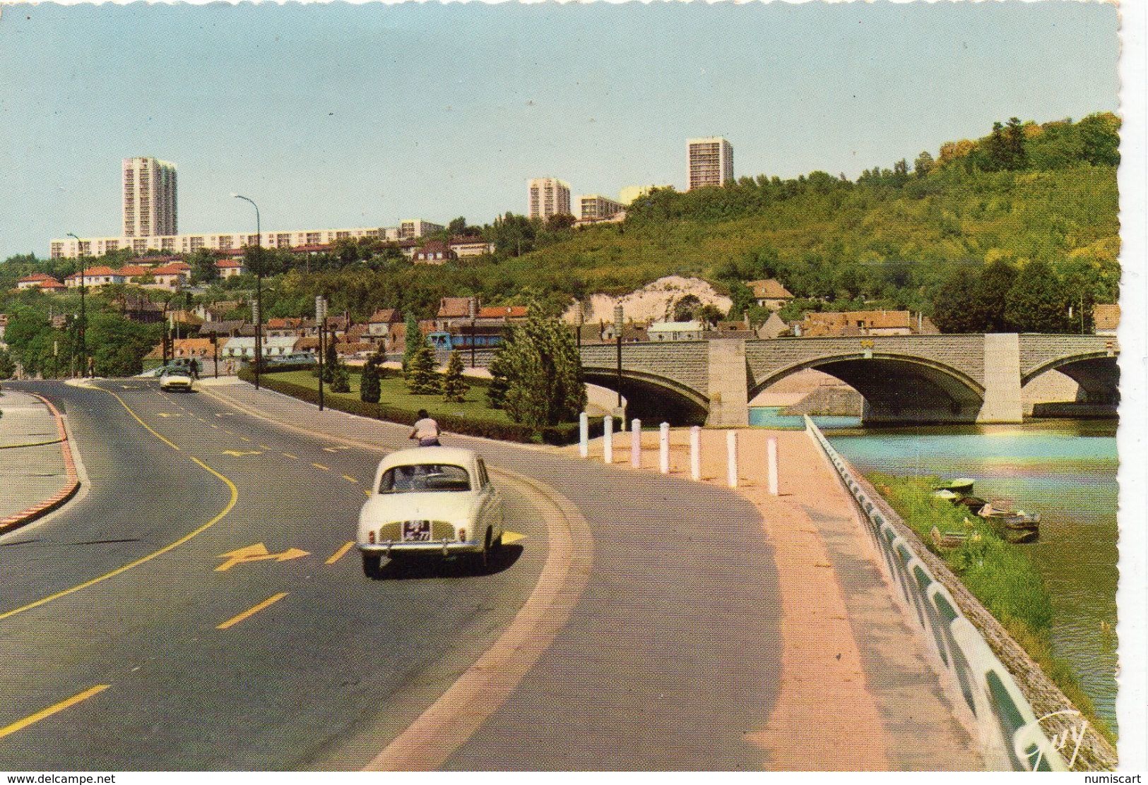 Montereau-Surville Le Pont Sur L'Yonne Dauphine Renault - Montereau