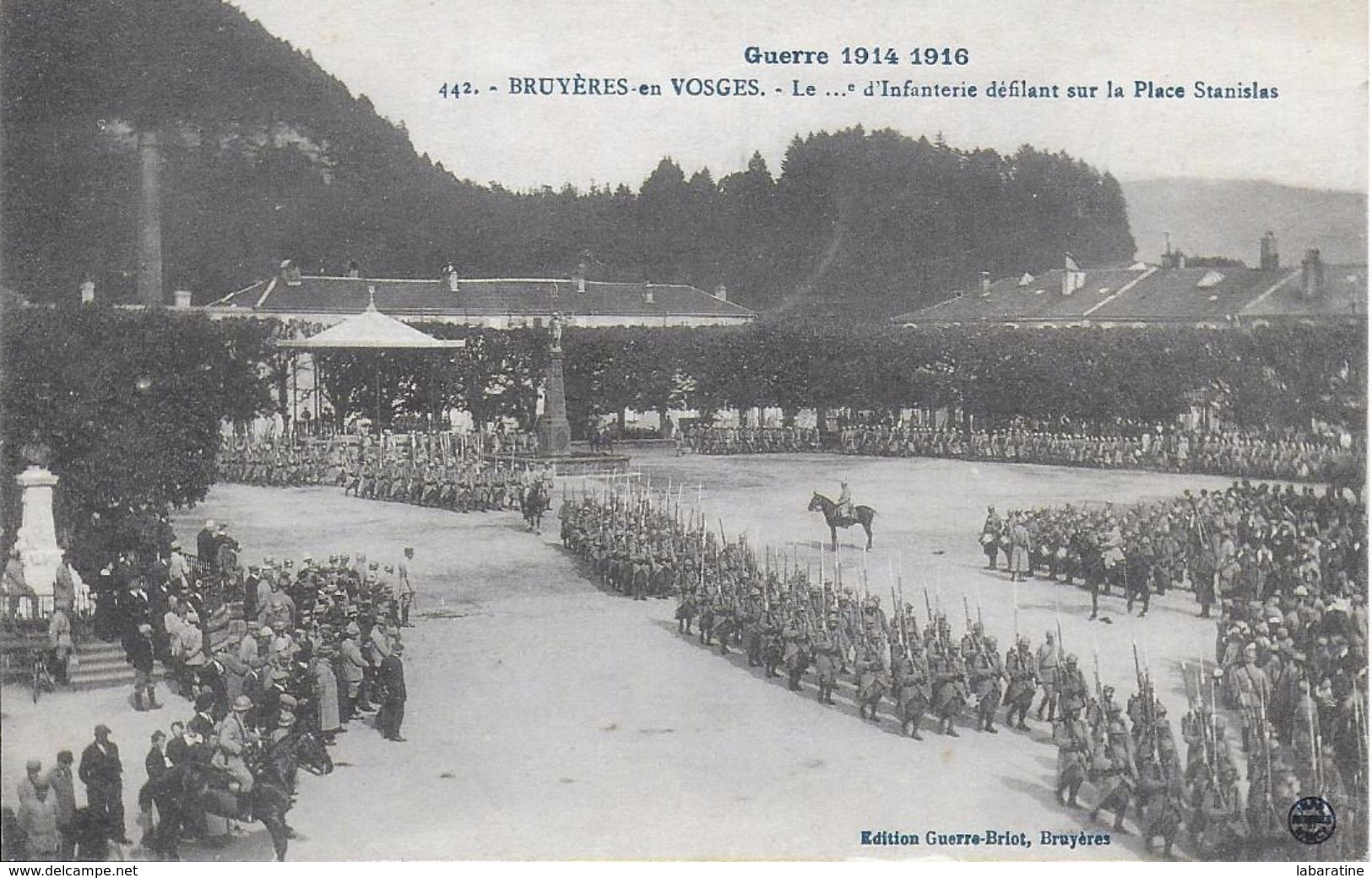 88)  BRUYÈRES En VOSGES - Le ...e D' Infanterie Défilant Sur La Place Stanislas - Bruyeres