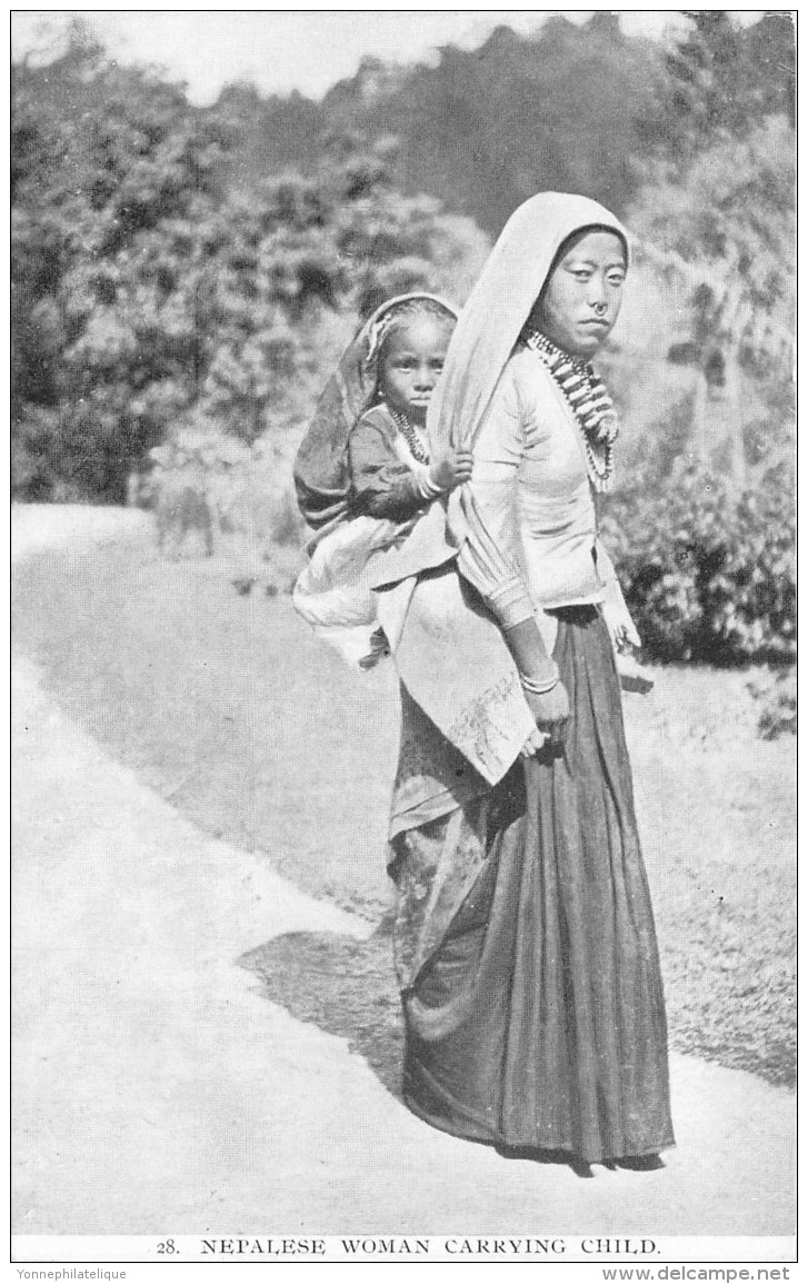 TIBET / Nepalese Woman Carrying Child - Tíbet