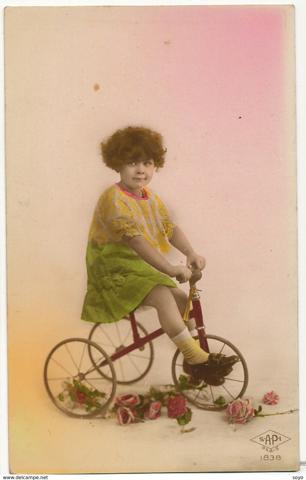 Petite Fille Sur Son Tricycle - Jeux Et Jouets