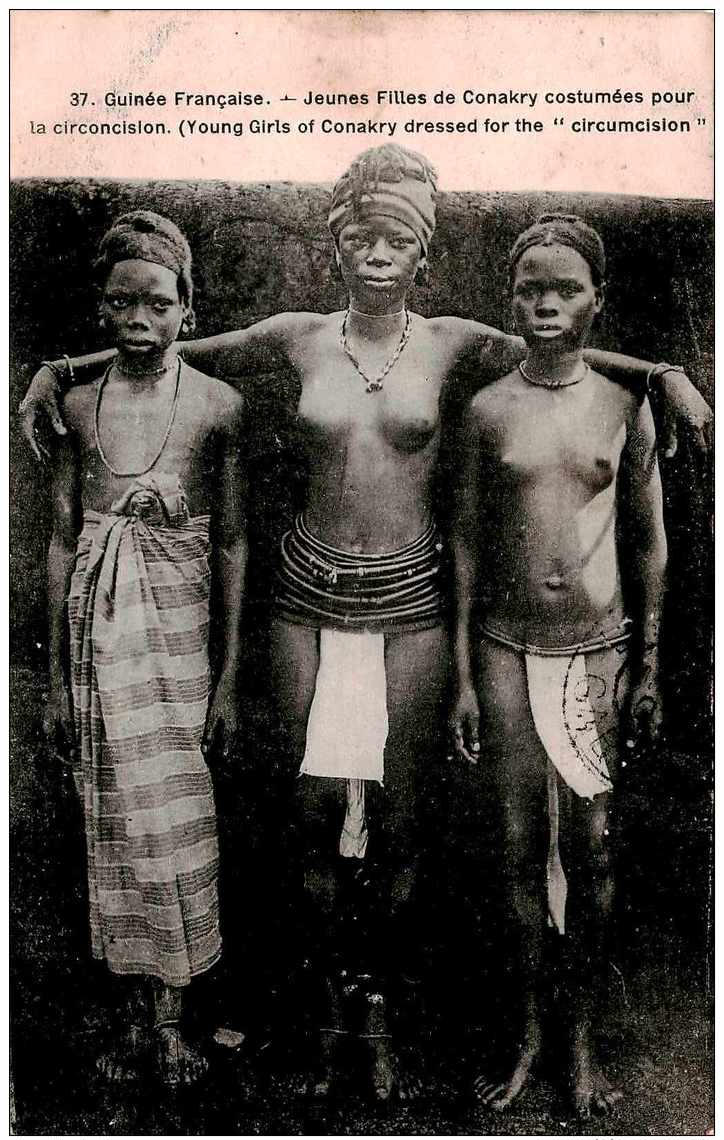 CPA Des Jeunes Filles De Conakry Costumées Pour La Circoncision, Guinée Française Code Postal  Guinée - Guinea