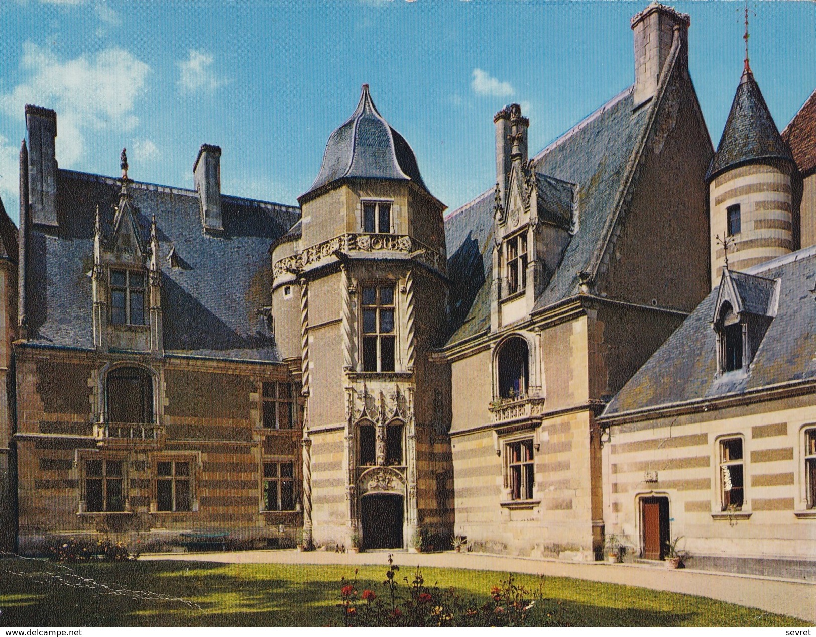 AINAY Le VIEIL. - Le Château . CPM - Ainay-le-Vieil