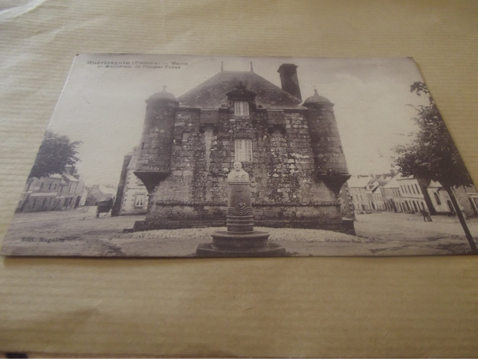 Cp Guerlesquin Mairie Et Monument De Prosper Proux - Guerlesquin