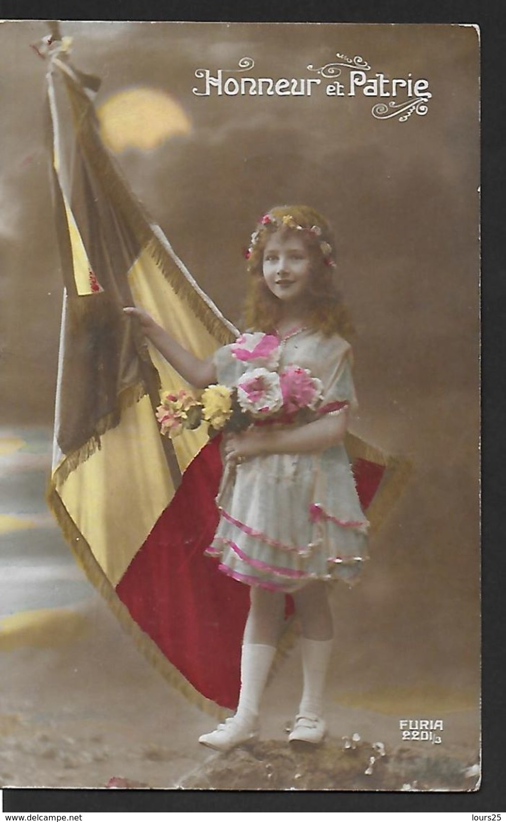 ! - Honneur Et Patrie - Fillette Tenant Le Drapeau Belge Et Un Bouquet De Fleurs - Autres & Non Classés