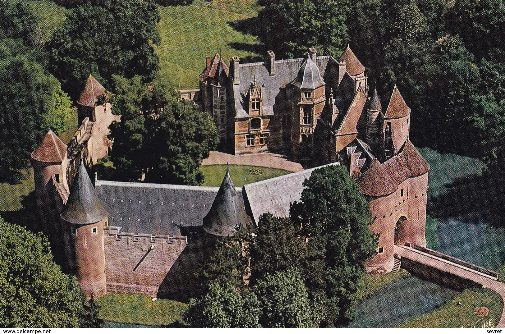 AINAY LE VIEIL. - Vue Aérienne Du Château .  CPM - Ainay-le-Vieil