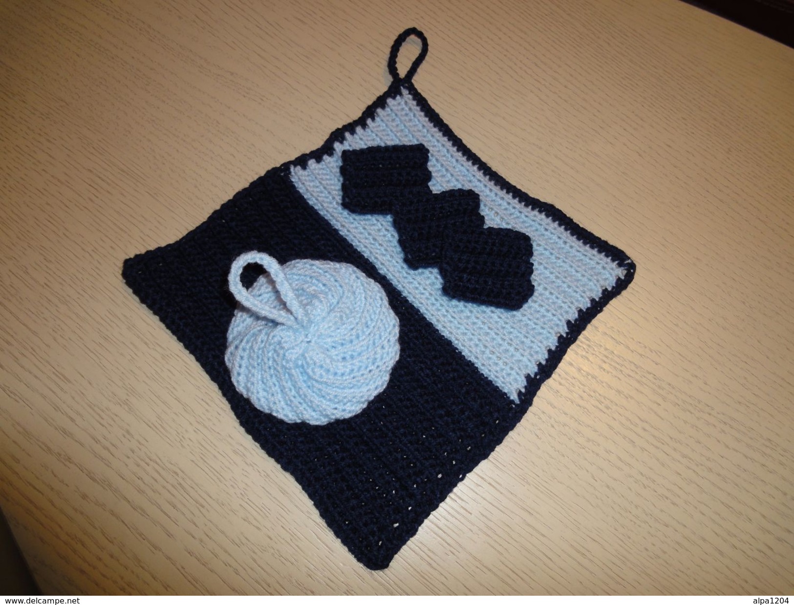 TAWASHI BLEU CLAIR AVEC SON ACCROCHE ET TROIS MINI LINGETTES REALISES AU CROCHET - FAIT MAIN - NEUFS - Other & Unclassified