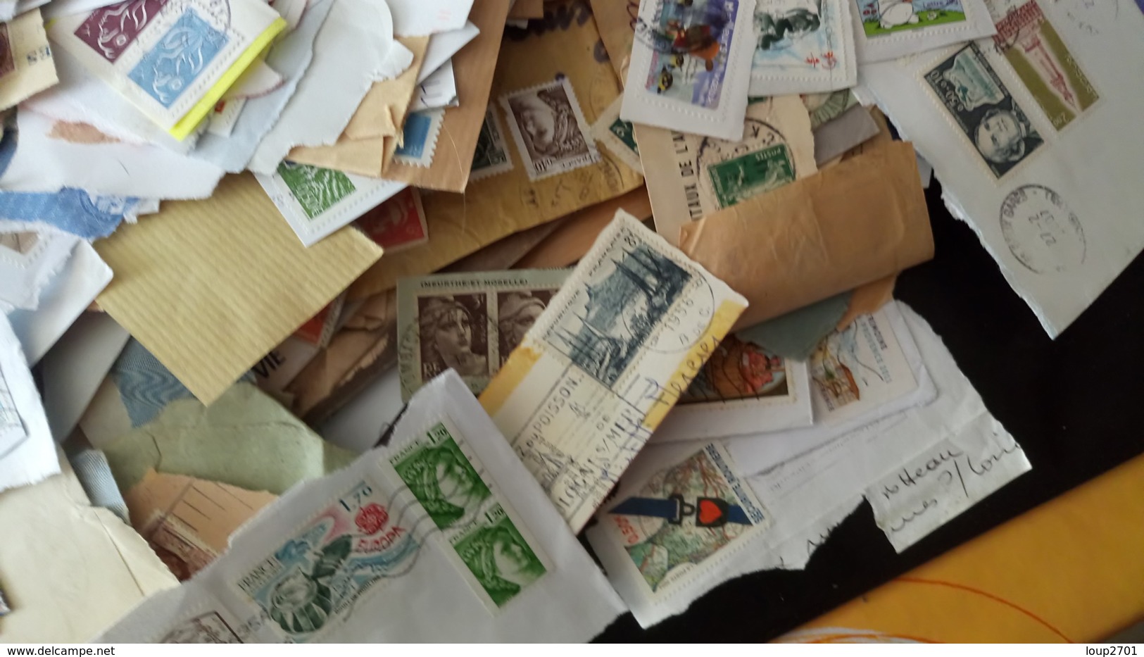 F0236 CARTON 2.400KG VRAC FRANCE LETTRES CARTES DOCS AVEC BELLES VALEURS A TRIER BELLE COTE DÉPART 10&euro; - Kilowaar (min. 1000 Zegels)