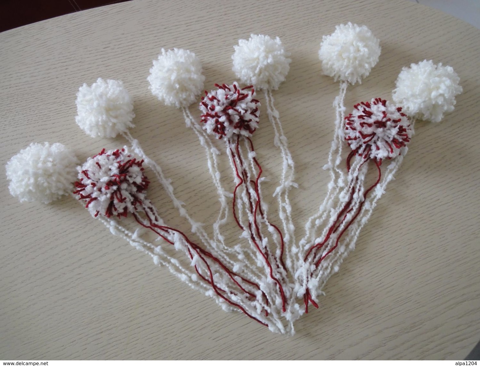 Lot De 9 POMPONS Blanc Et Blanc Et Bordeaux- Fait Main - Neufs - Lana