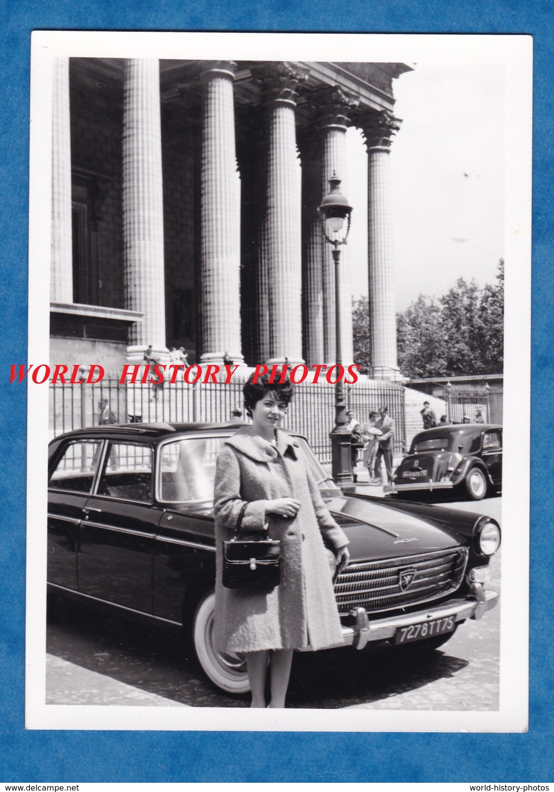 Photo Ancienne - PARIS - Jeune Femme Devant Une Automobile Peugeot 404 - Lampadaire Girl Mode Sac à Main Bag - Automobiles