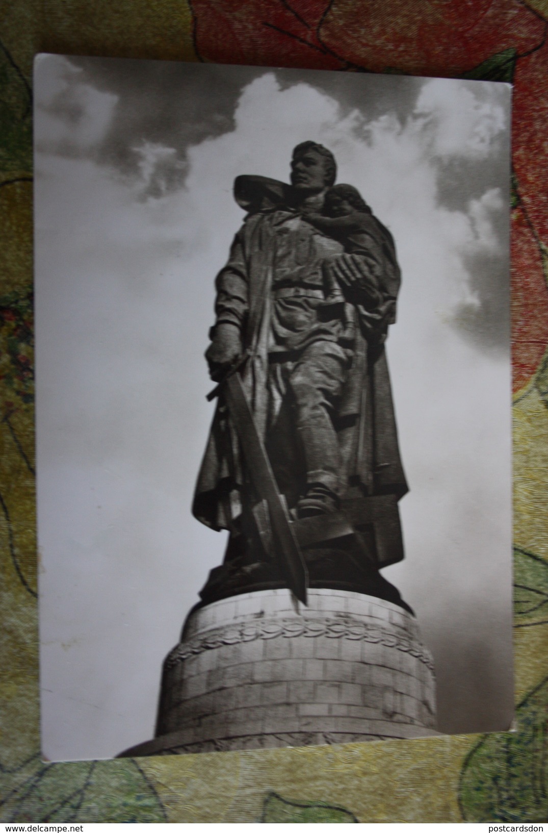 Soldier Monument  - Berlin  - Postcard 1950s  - Military - Treptow